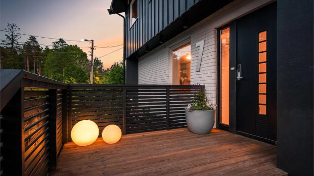 Hoveddelens inngangsparti. Elektronisk kodelås gir nøkkelfri adgang.