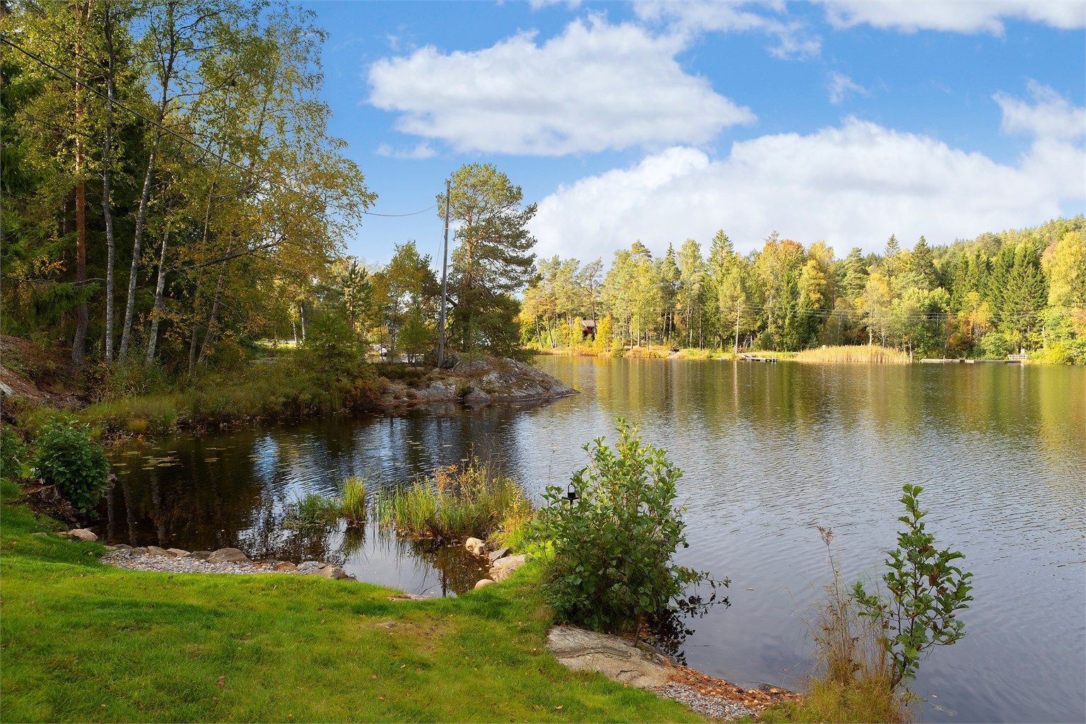 Eiendommen har langstrakt kontakt med vannet og et variert naturterreng.