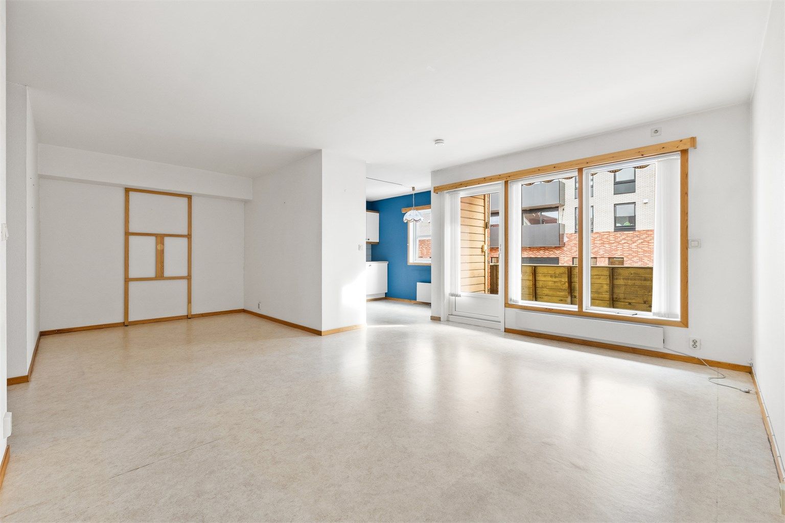 Stor og romslig stue med flere muligheter for oppussing og innredning