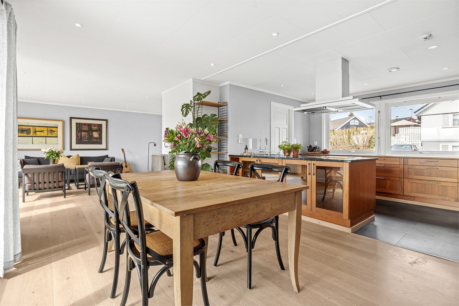 Profilert kjøkkeninnredning fra 2009 med delvis integrerte hvitevarer.