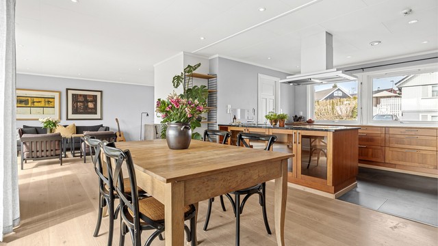 Profilert kjøkkeninnredning fra 2009 med delvis integrerte hvitevarer.