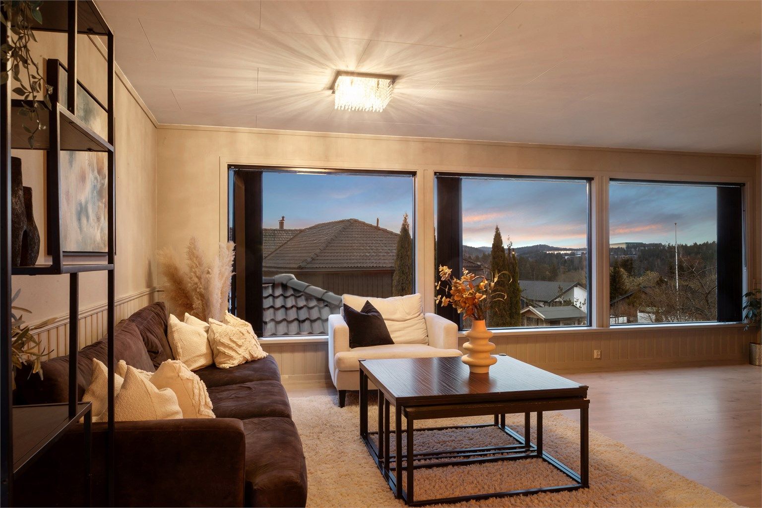 Utsikten fra stuen er like fin etter mørkets frembrudd.