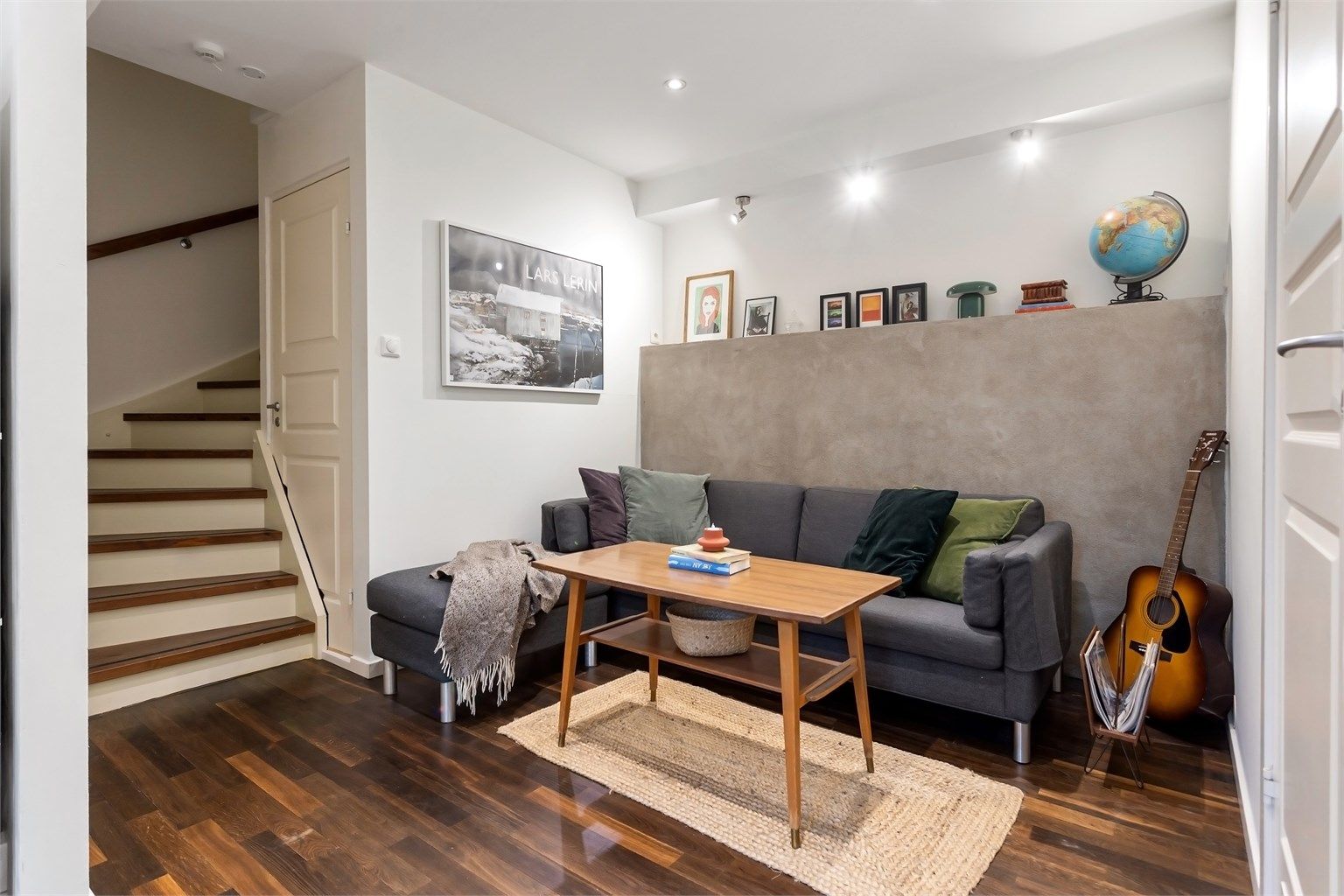 Underetasjen foruten badet er byggemeldt som "Disponibelt rom" og følgelig ikke godkjent for varig opphold.