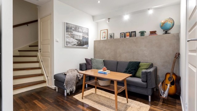 Underetasjen foruten badet er byggemeldt som "Disponibelt rom" og følgelig ikke godkjent for varig opphold.