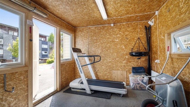 Felles utebod med tredemølle og bålpanne til disposisjon for beboerne i sameiet. Det er også smørebenk til ski på vinteren. Her ligger alt til rette for en aktiv livsstil med marka som nærmeste nabo!