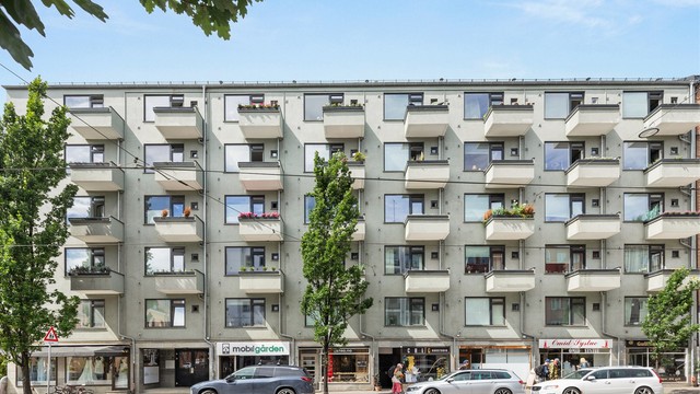 Leiligheten ligger i byggets 5. etasje med enkel heisadkomst.