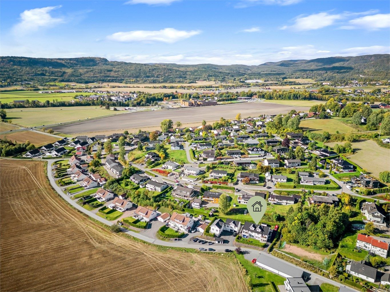 Sande sentrum har bl.a. togstasjon, forretninger av ulike slag og skoler.