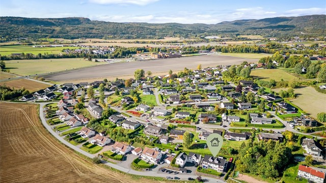 Sande sentrum har bl.a. togstasjon, forretninger av ulike slag og skoler.