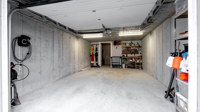 Egen garasjeplass i underetasjen med montert elbillader og god lagringsplass. Romslig garasje.