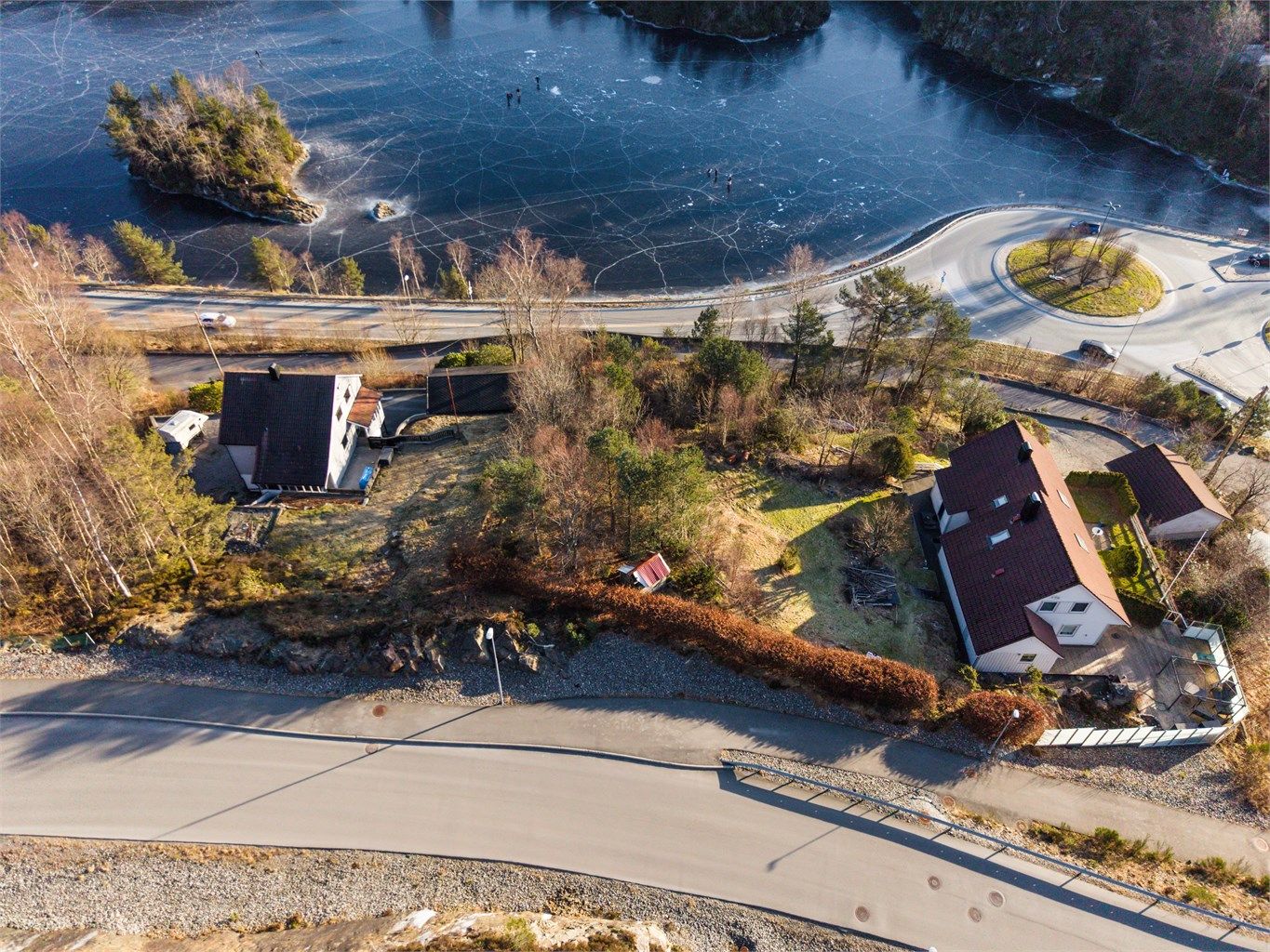 Tomten tilhører Strusshamn skolekrets med gangavstand til barneskole. Vinterstid kan det fryse til på Strusshamnsvatnet og Vestravatnet som gir gode muligheter for å stå på skøyter. Sommerstid er det populære badeplasser. Fotograf Silje Holte / @frksuper