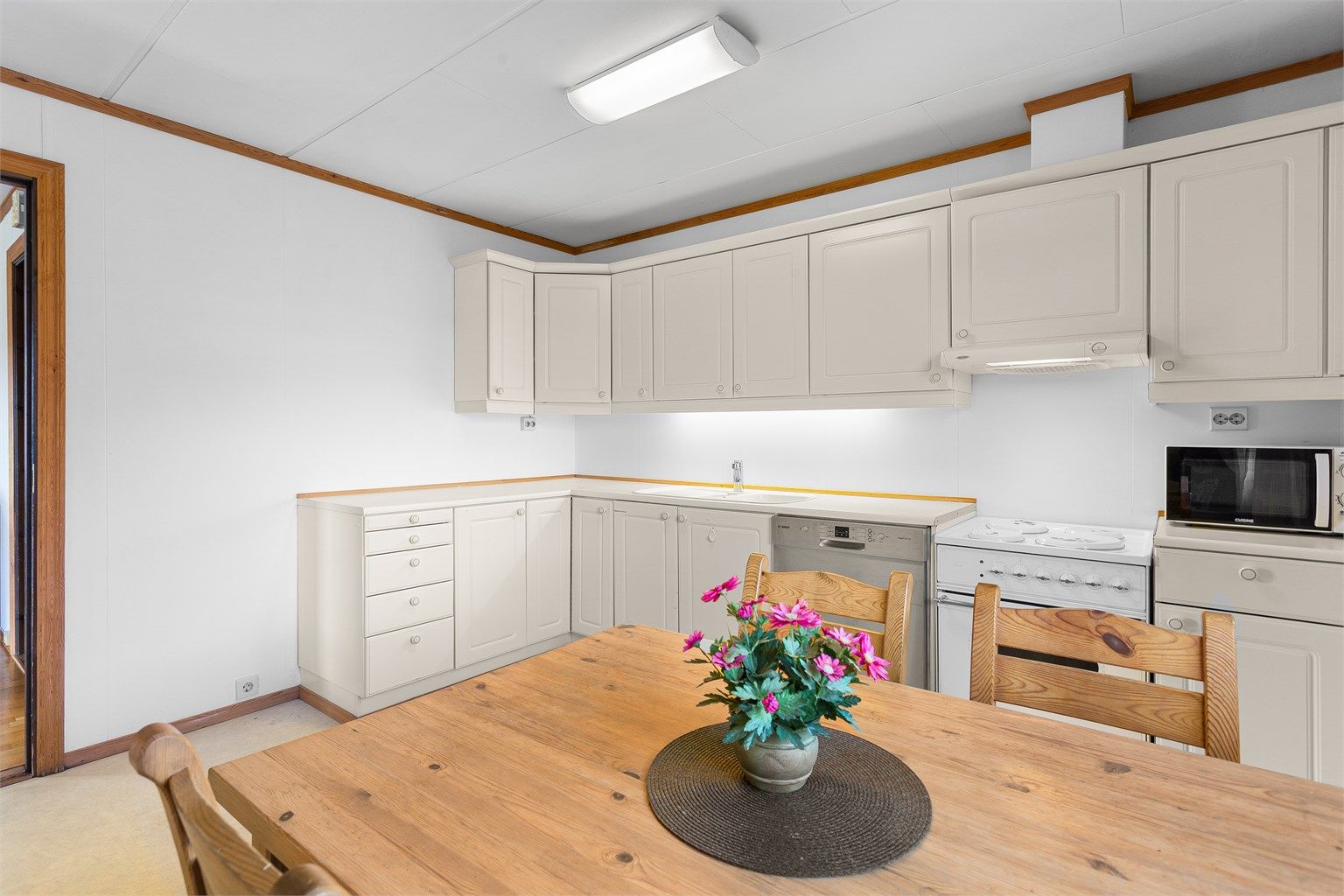 Nisje til frittstående oppvaskmaskin og komfyr. Plass til kjøleskap ved innredning. Ventilator under overskap.