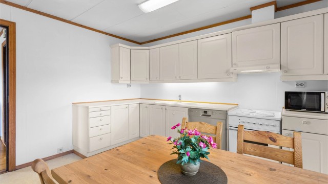 Nisje til frittstående oppvaskmaskin og komfyr. Plass til kjøleskap ved innredning. Ventilator under overskap.