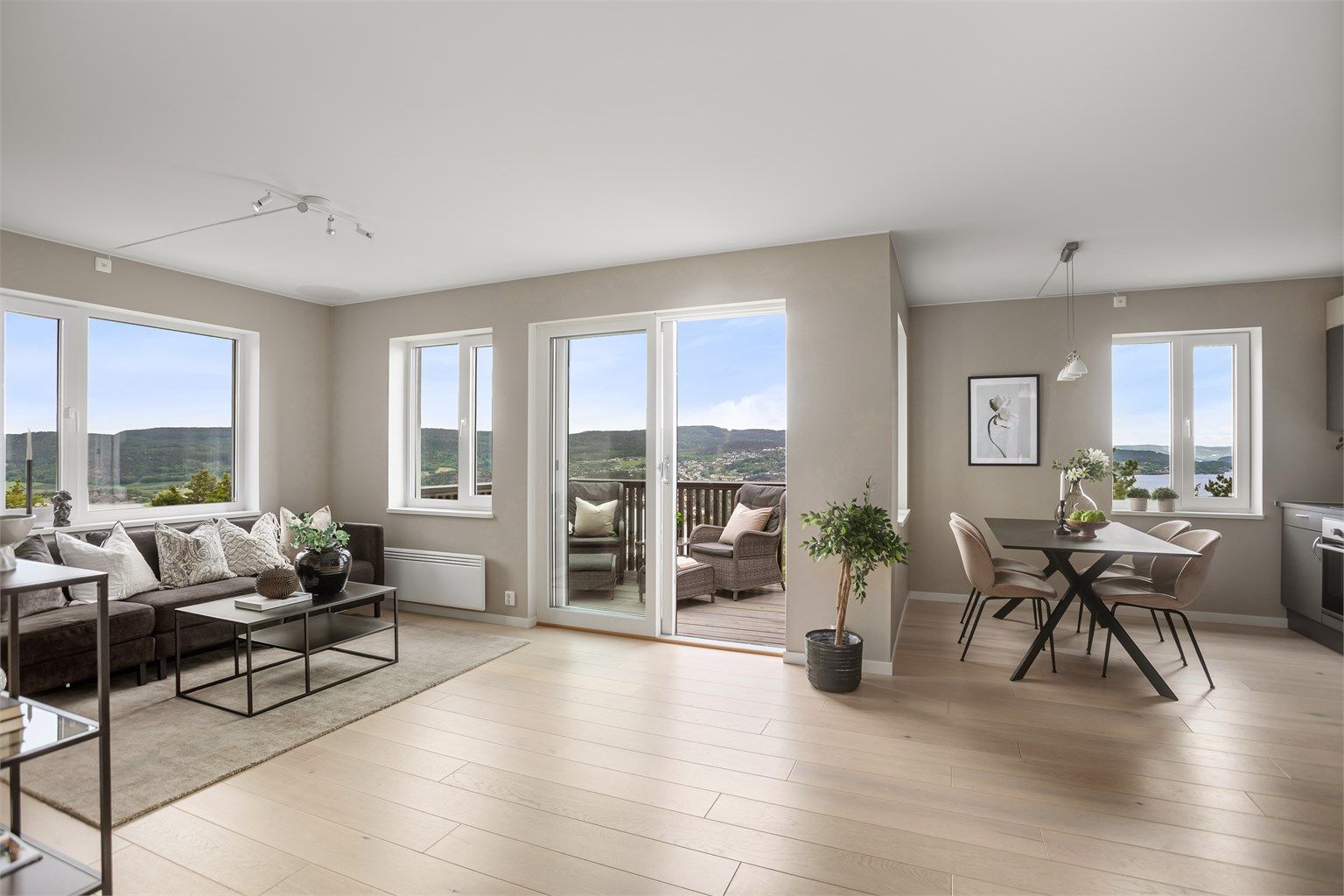 Leiligheten er nylig malt opp i en lys og tidsriktig farge, med en gjennomgående fin parkett på gulvene