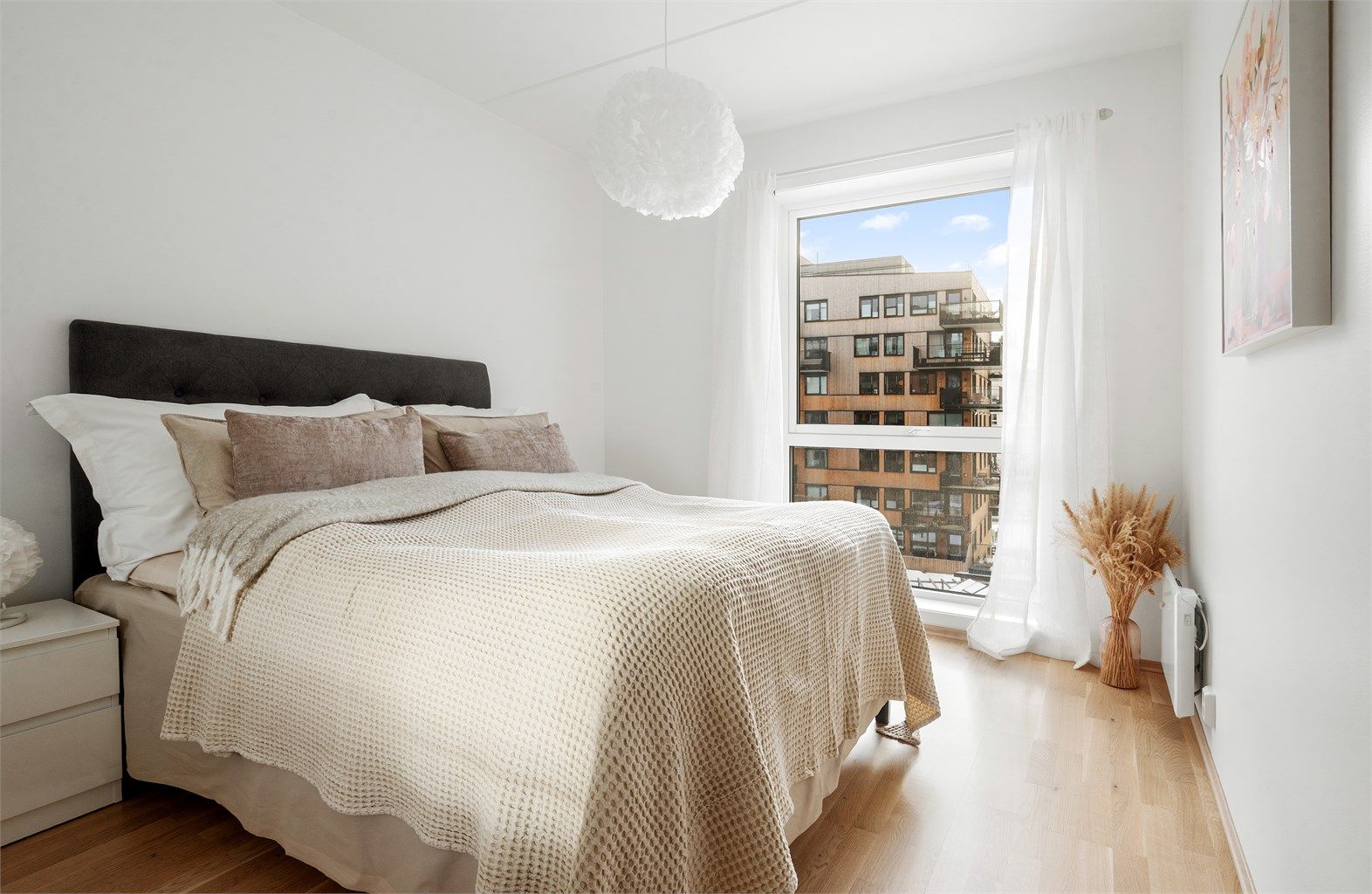 Oppvarming av boligen skjer i hovedsak ved bruk av vannbåren varme til radiatorer, kombinert med panelovn på hovedsoverom.