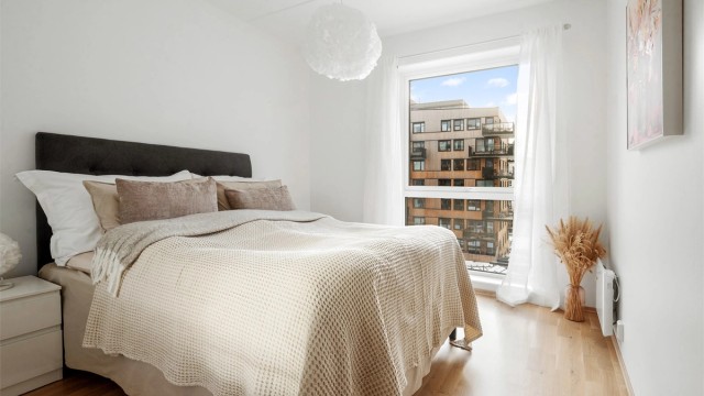 Oppvarming av boligen skjer i hovedsak ved bruk av vannbåren varme til radiatorer, kombinert med panelovn på hovedsoverom.