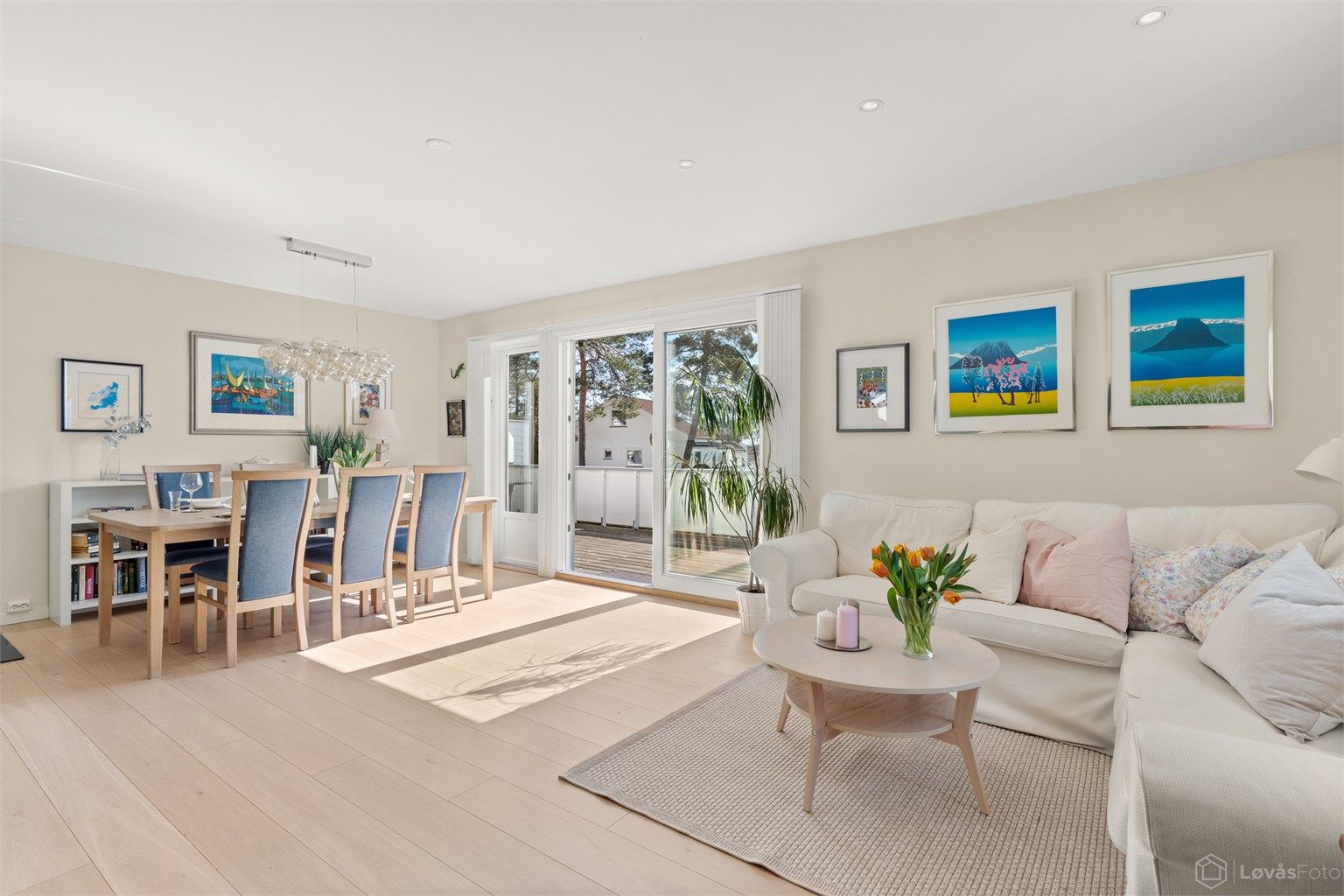 Parkettgulv med gulvvarme og downlights i taket gir et moderne og behagelig uttrykk.