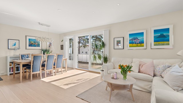 Parkettgulv med gulvvarme og downlights i taket gir et moderne og behagelig uttrykk.