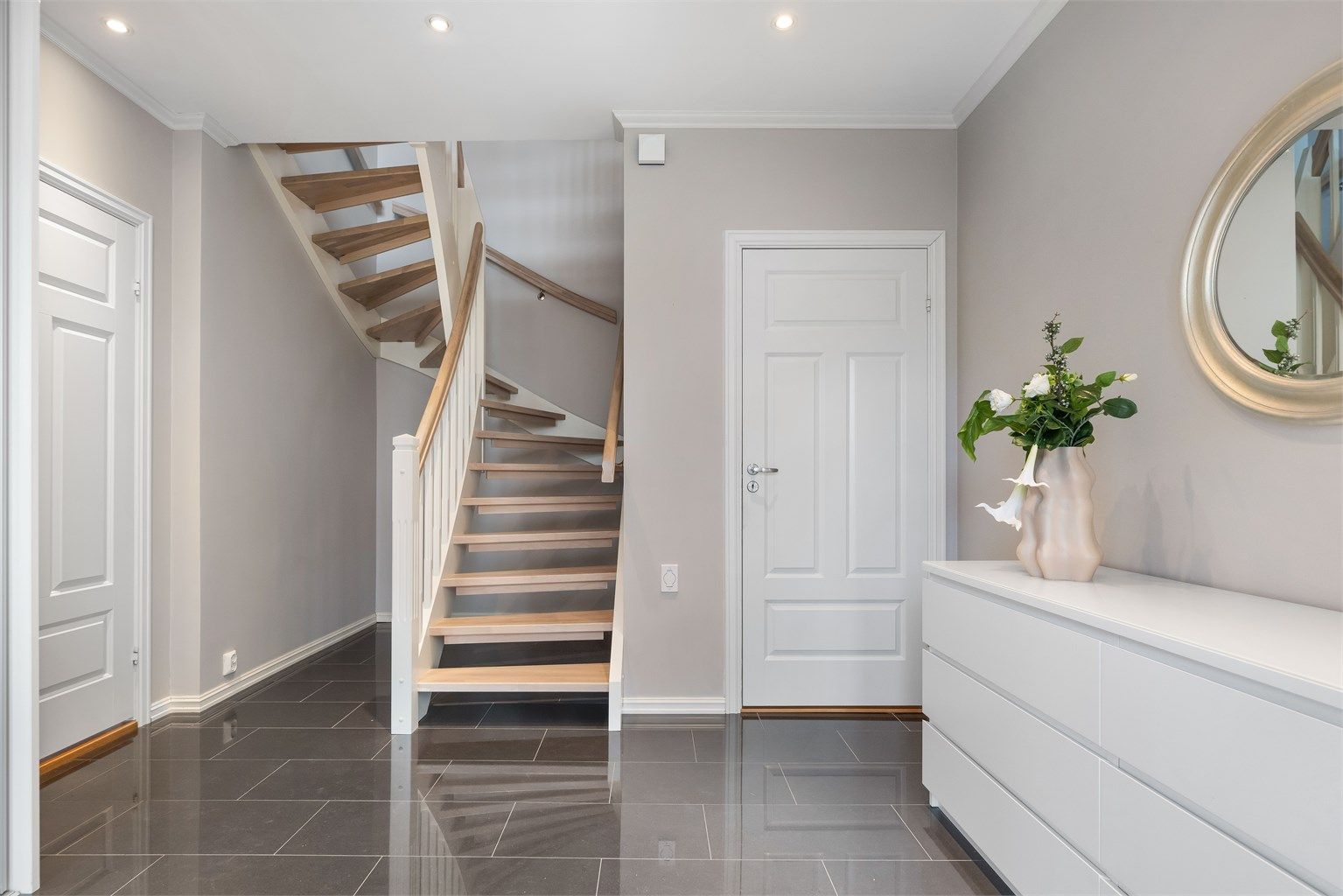 Døren rett frem går inn til bod og videre til vaskerom, mens døren til venstre går inn til soverom og videre til bad