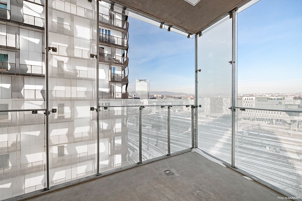 Både fra stue og soverom er det utgang til balkong på totalt 22 m² med utsyn ut over store deler av Oslo!