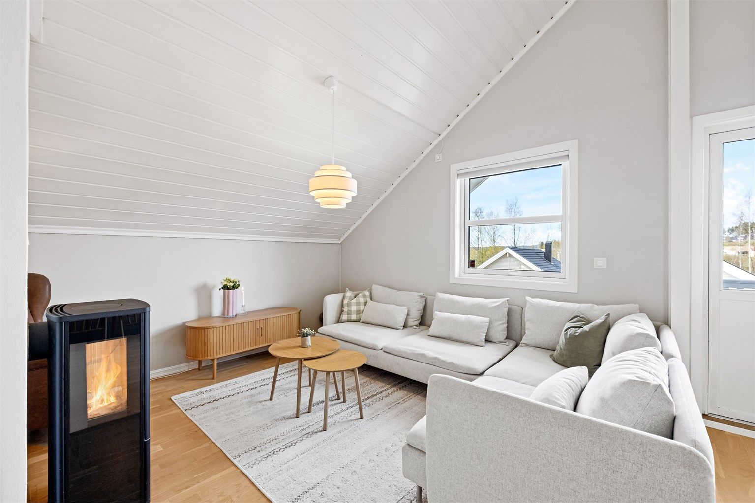 Peisovnen med glassfronter gir en lun og god varme på kalde dager.
