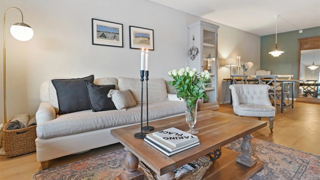 Stuen har god plass til både sofagruppe og en egen spisesone.