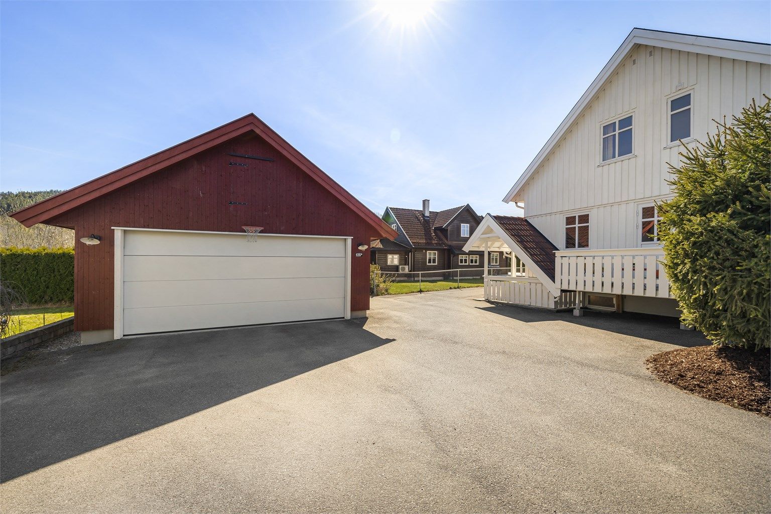 Dobbelgarasjen fra 2015 har elektrisk portåpner, elbillader og et romslig lagringsloft.