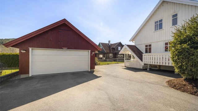 Dobbelgarasjen fra 2015 har elektrisk portåpner, elbillader og et romslig lagringsloft.