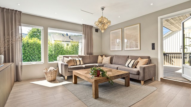Fra stuen er det direkte utgang til en romslig balkong på ca. 22 m².