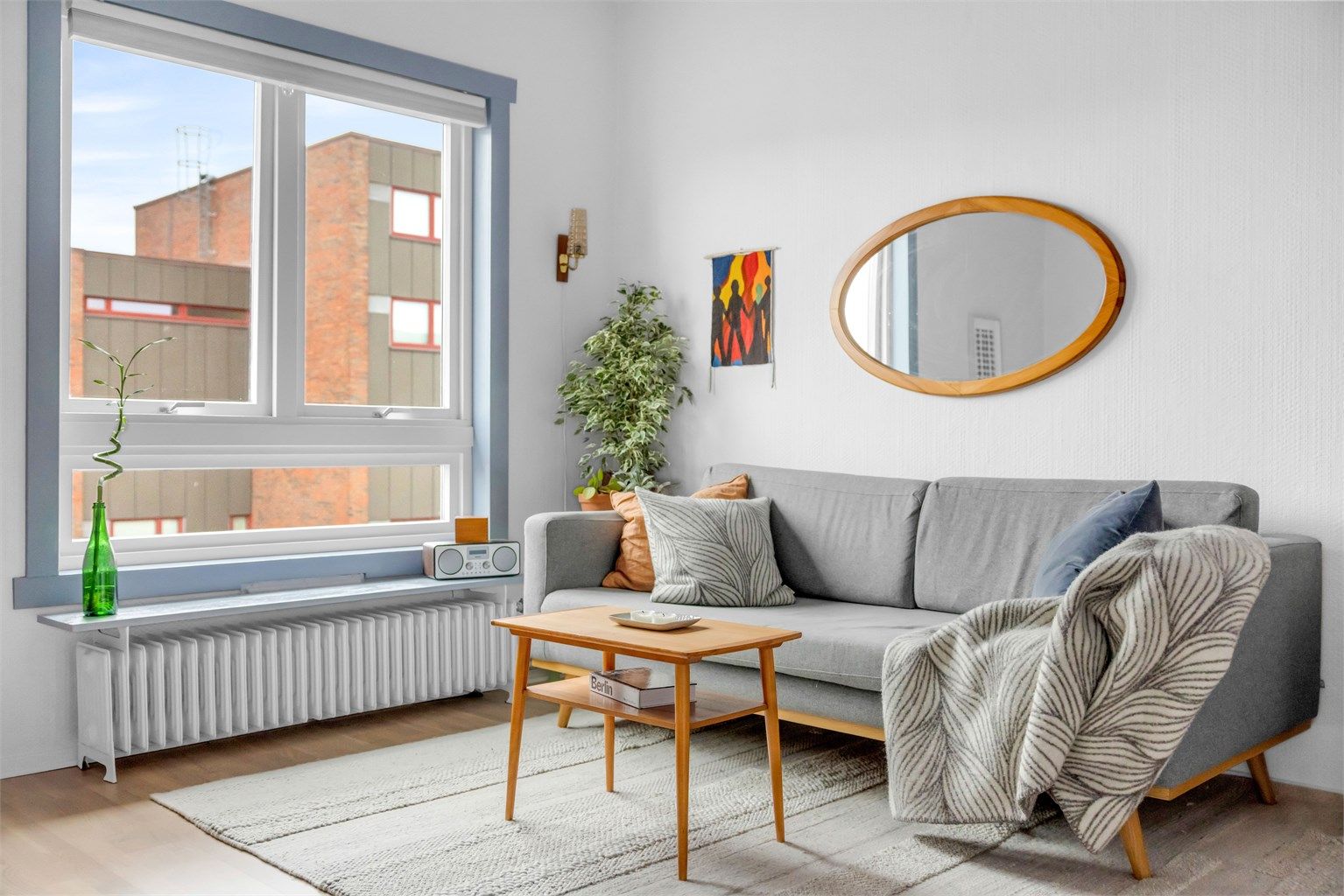 Behagelig og luftig atmosfære med store vindusflater og god takhøyde.