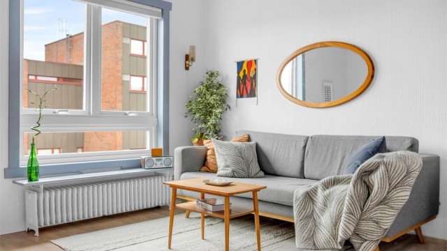 Behagelig og luftig atmosfære med store vindusflater og god takhøyde.