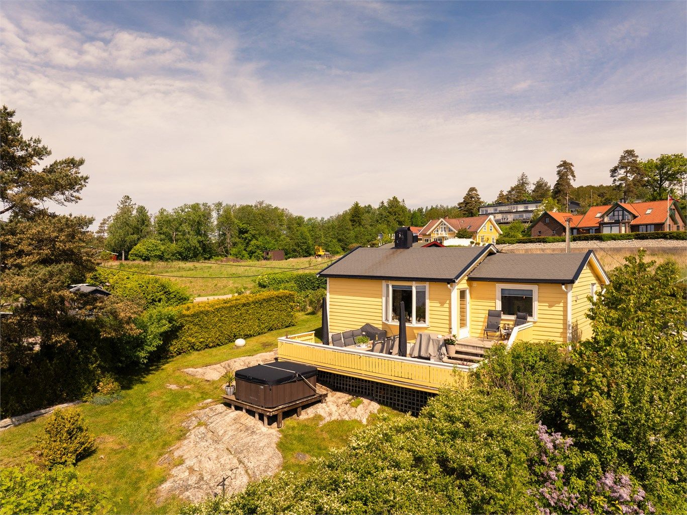 Kombinasjonen av beplantning og naturlig vegetasjon gir svært lite innsyn til utearealene.