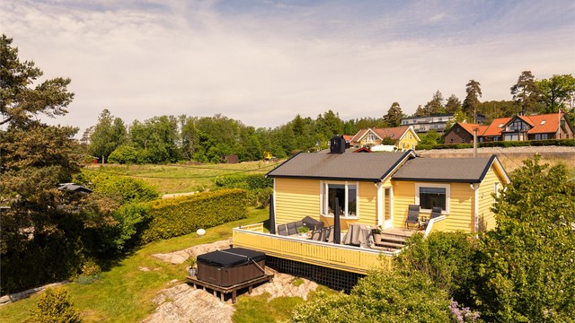 Kombinasjonen av beplantning og naturlig vegetasjon gir svært lite innsyn til utearealene.