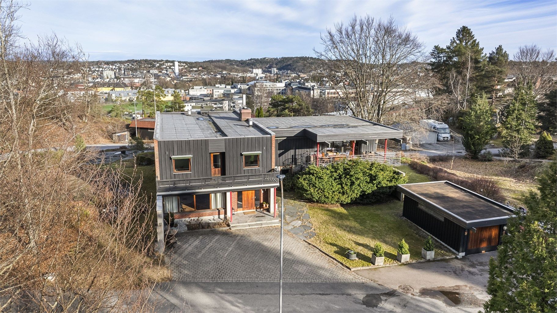 Eiendommen sett fra luften, med Sandefjord sentrum i bakgrunnen.