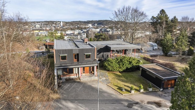 Eiendommen sett fra luften, med Sandefjord sentrum i bakgrunnen.