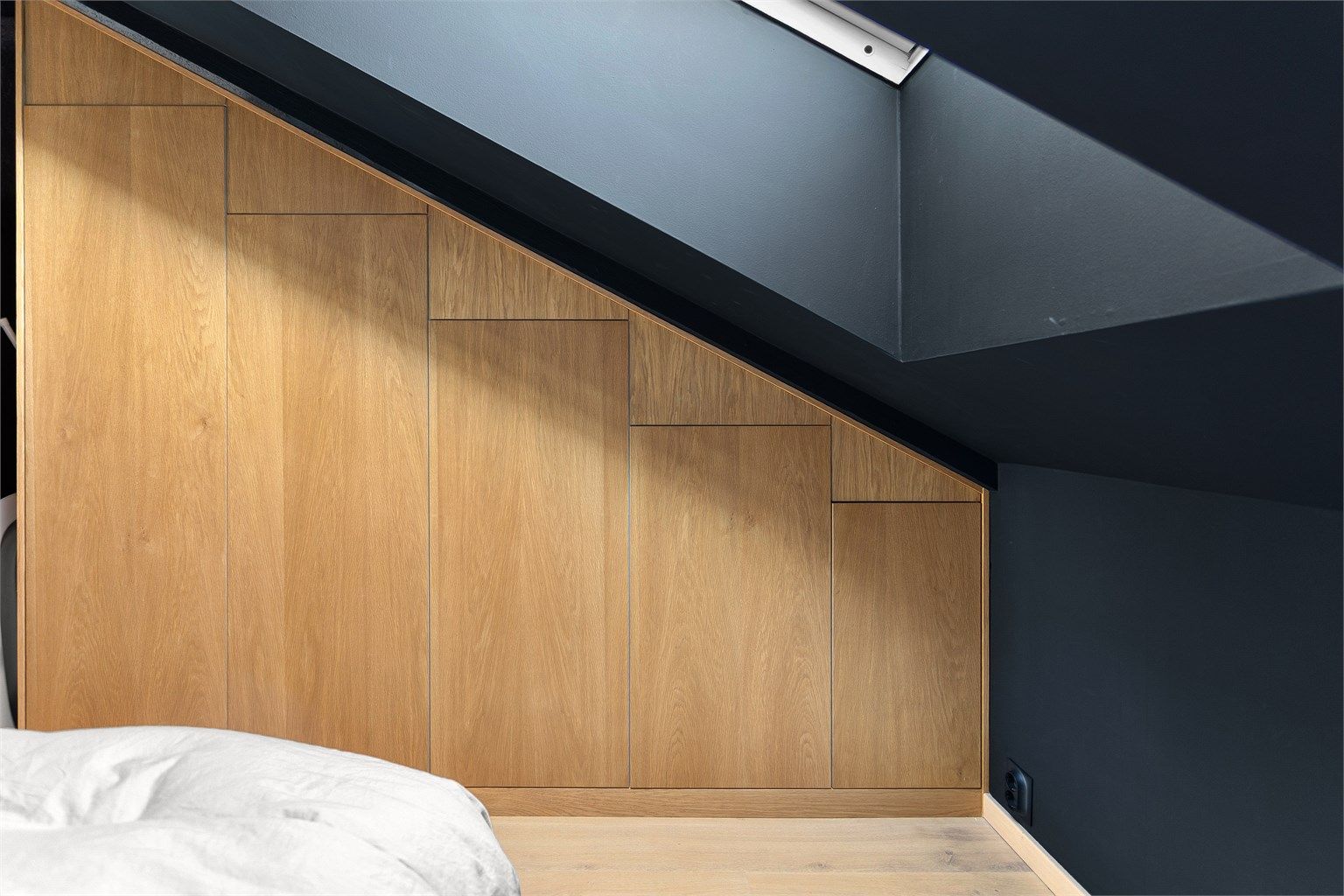  Rommet har praktiske plassbygde skap, som gir rikelig med lagringsplass