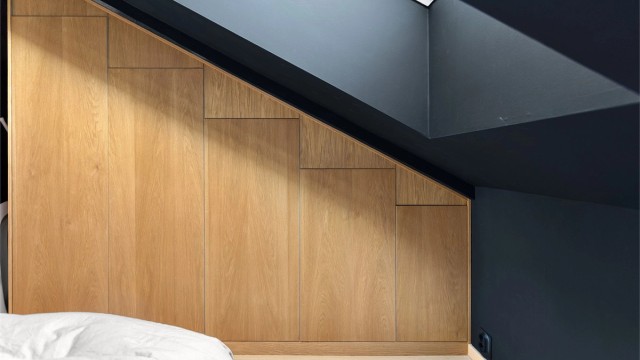 Rommet har praktiske plassbygde skap, som gir rikelig med lagringsplass