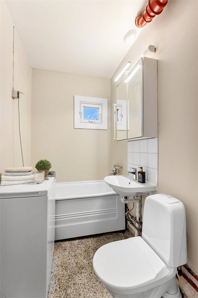 Badet er utstyrt med badekar og har vindu som gir naturlig ventilasjon.