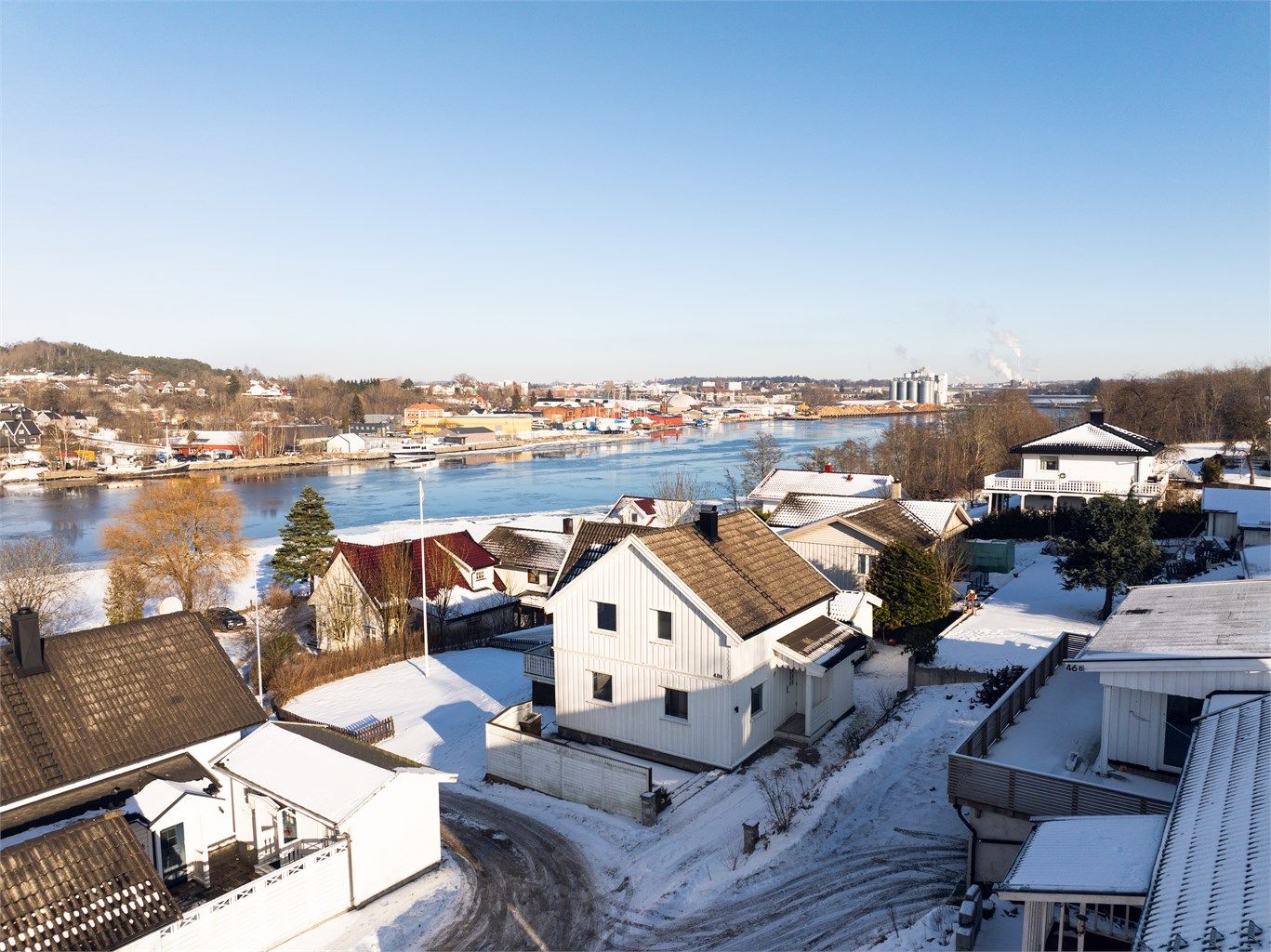 Boligen ligger i et rolig og barnevennlig område med kort vei til fasiliteter.