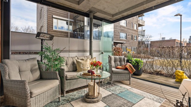 Innglasset markterrasse p å14 kvm. Her er det plass til utemøbler og grill.