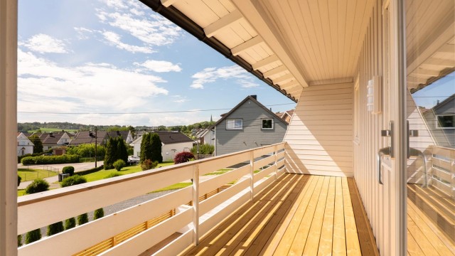Gode solforhold er det også på verandaen som i 2026 er oppgradert med nytt gulv.