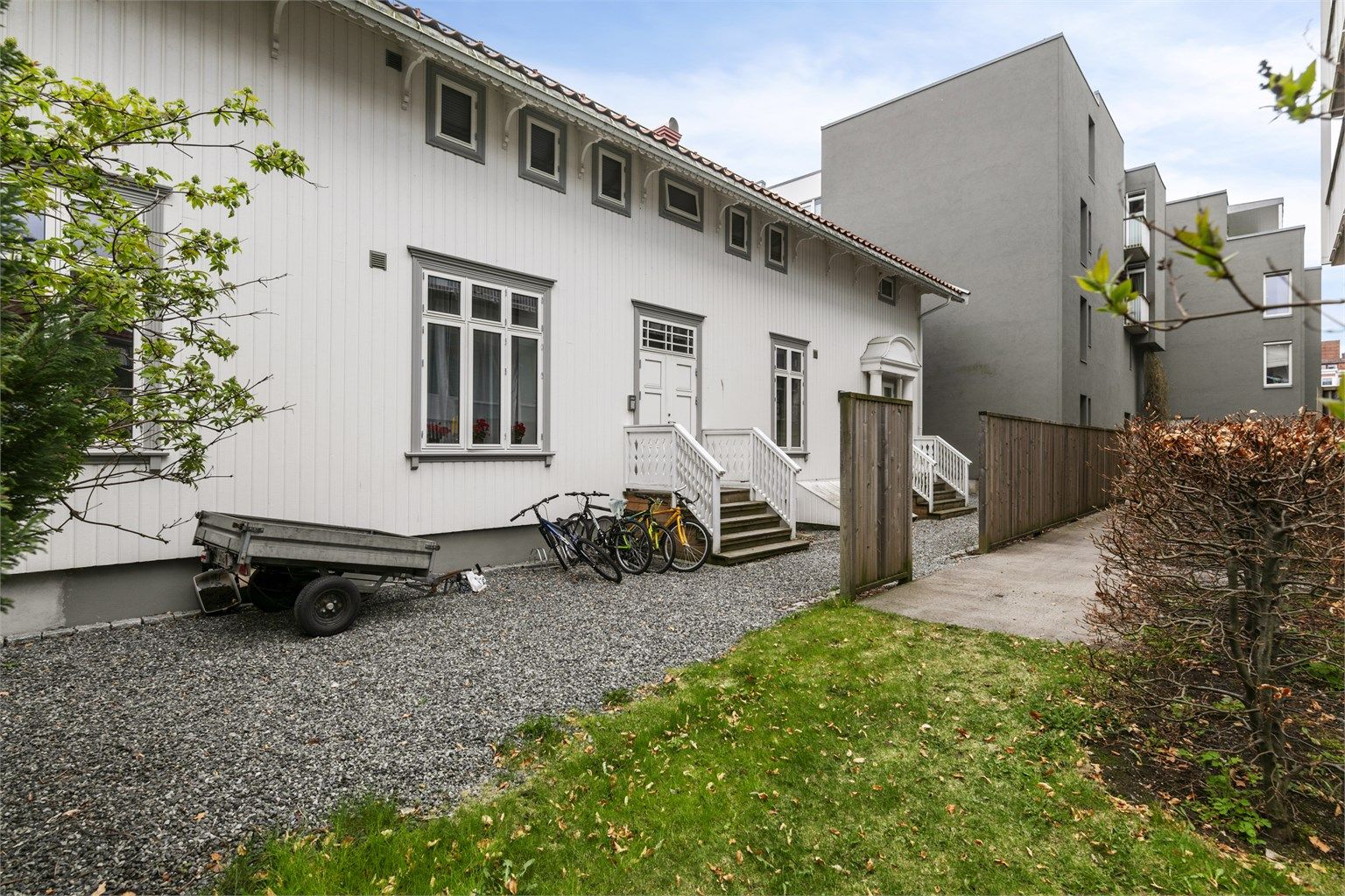 Slik ser det ut i bakgården.