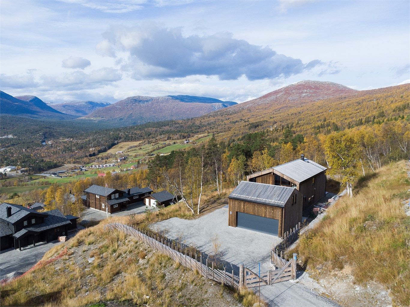 Eiendommen ligger høyt i terrenget med fri sikt mot dalen.