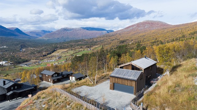Eiendommen ligger høyt i terrenget med fri sikt mot dalen.