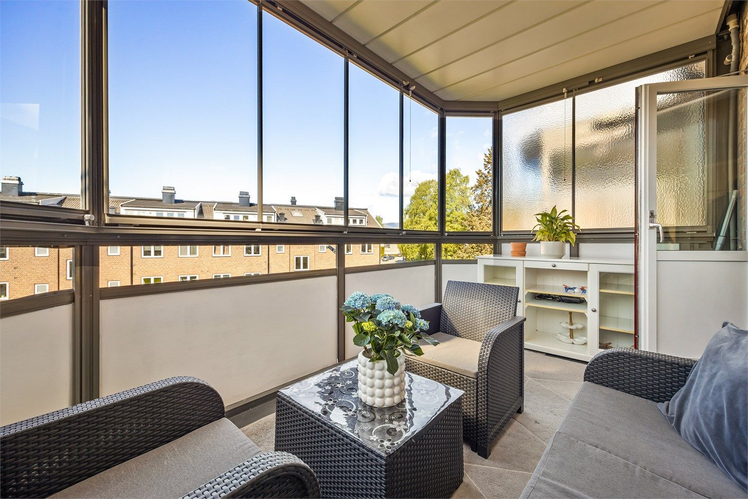 Innglasset balkong har skyvbare glassfelter