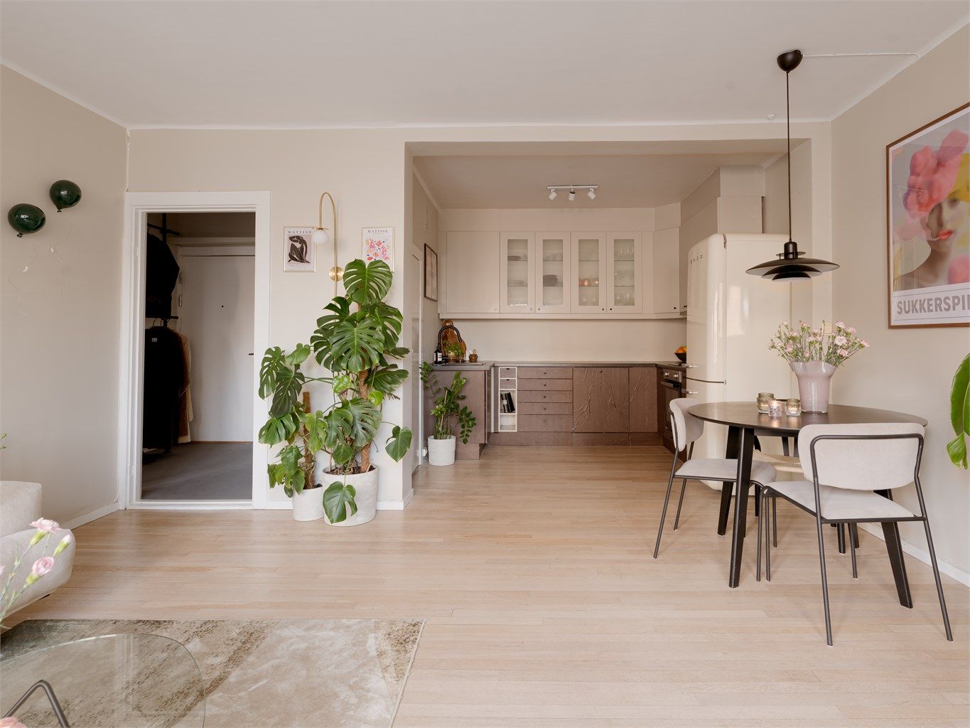 Den åpne løsningen mellom stue og kjøkken gir en god romfølelse og en naturlig flyt i boligen.