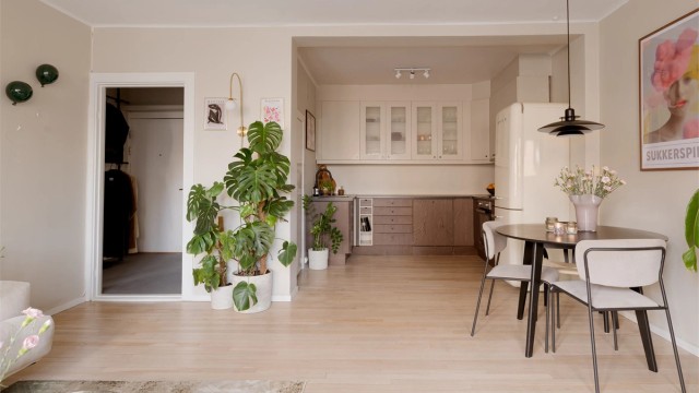 Den åpne løsningen mellom stue og kjøkken gir en god romfølelse og en naturlig flyt i boligen.