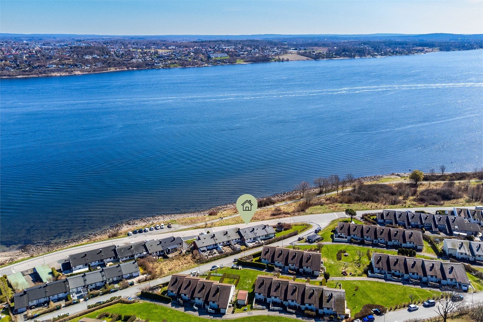 47C ligger nest lengst syd i husrekken som totalt består av fem tilsvarende boliger.