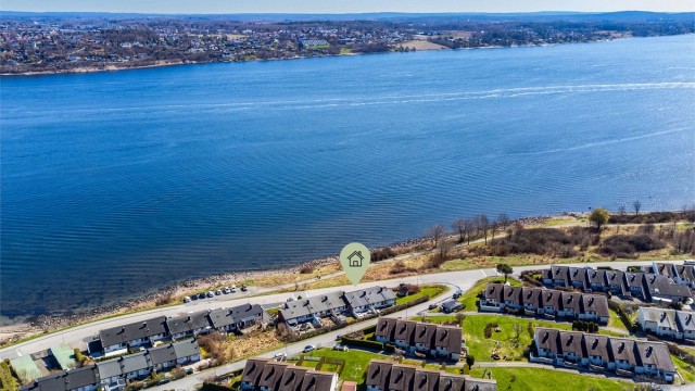 47C ligger nest lengst syd i husrekken som totalt består av fem tilsvarende boliger.