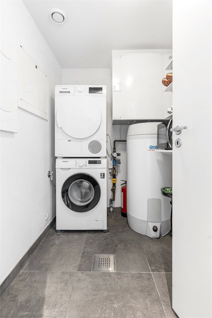 VVS-teknisk rom med flislagt gulv med gulvvarme. Mekanisk avtrekk med ventil i himling. Opplegg for vaskemaskin. Fordelerskap for rør-i-rør system. Varmtvannsbereder plassert i hjørne.