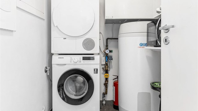 VVS-teknisk rom med flislagt gulv med gulvvarme. Mekanisk avtrekk med ventil i himling. Opplegg for vaskemaskin. Fordelerskap for rør-i-rør system. Varmtvannsbereder plassert i hjørne.